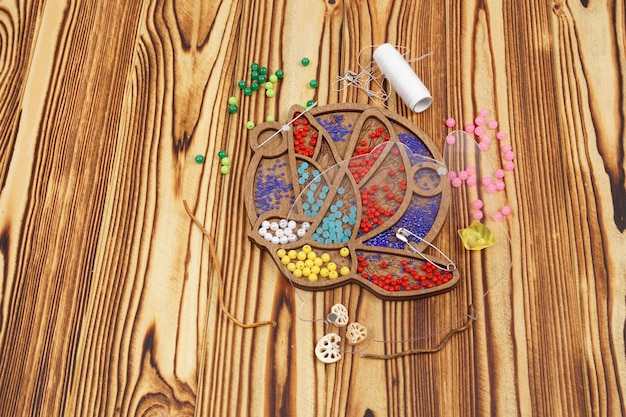 zestawy do haftu na stole